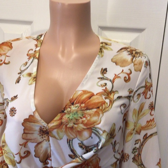 NWOT Banjul Womens Golden Floral Bell Sleeve Asymmetrical Top Size Small - Picture 5 of 8